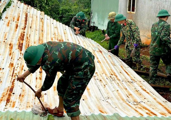 150 cán bộ, chiến sĩ, người lao động thuộc Đoàn Kinh tế - Quốc phòng 74 và Đoàn Kinh tế - Quốc phòng 715 (Binh đoàn 15) tới giúp nhân dân làng Biă Ngó khắc phục hậu quả mưa giông. Có lực lượng bộ đội hỗ trợ nên việc khắc phục hậu quả diễn ra nhanh chóng, bài bản.