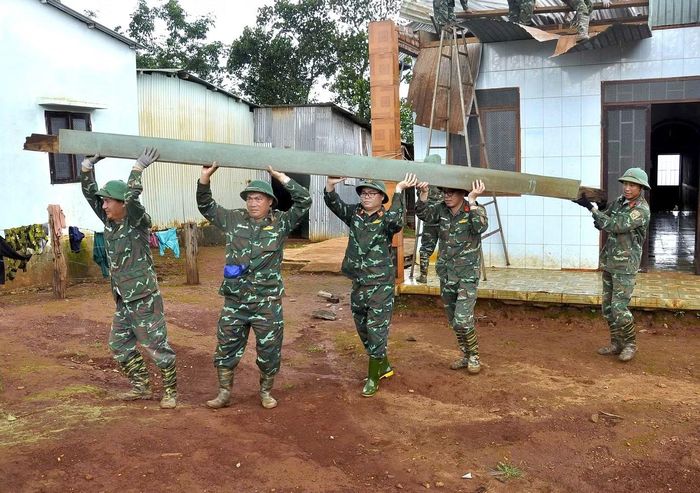 Những vật liệu bằng tôn nhẹ bị gió thổi bay được tìm, thu gom lại.