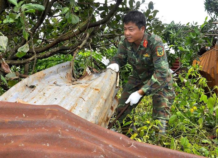 Lực lượng thuộc Binh đoàn 15 tập trung thu dọn cây đổ, vật liệu hư hỏng, vận chuyển tài sản, lợp lại mái nhà, gia cố các vị trí bị tốc mái, hư hỏng và xử lý những điểm mất an toàn.