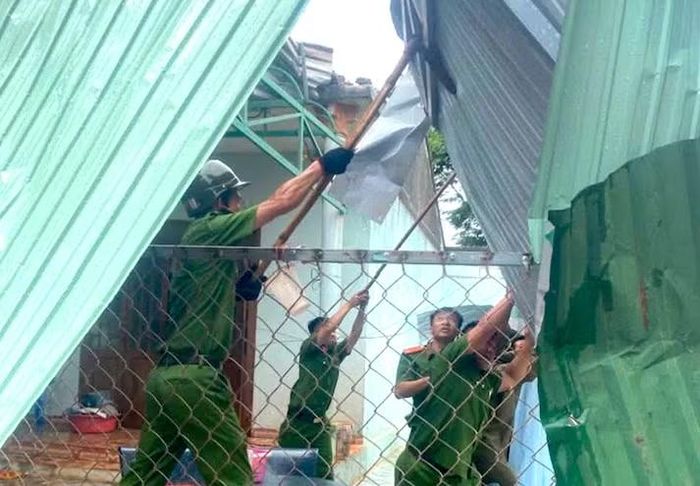 Ngay khi xảy ra thiệt hại, lực lượng công an địa phương đã có mặt tại nhà dân bị tốc mái, hư hỏng để hỗ trợ bà con khắc phục.