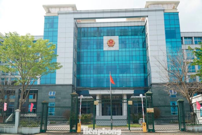 Nơi đây từng là trụ sở của UBND quận Thuận Hóa cũ, cùng nhiều phòng, ban chuyên môn của quận.