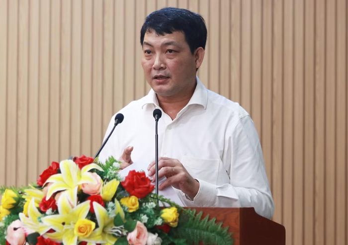 Ông Nguyễn Minh Nhứt - Giám đốc Sở Nội vụ tỉnh Cà Mau - báo cáo phương án đưa 13 xã lên phường.