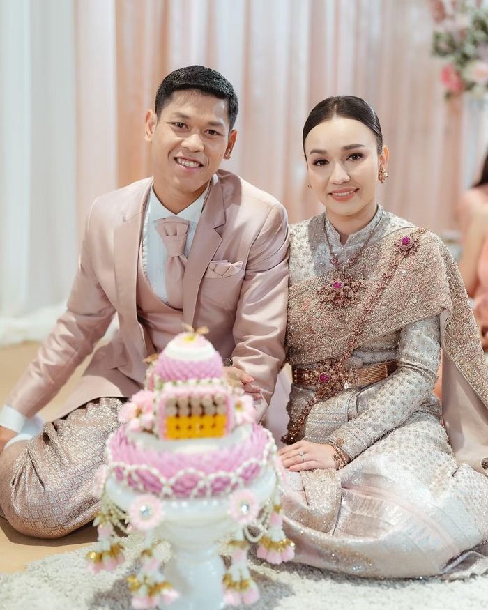 Cầu thủ Pokklaw Anan đã kết hôn với bạn gái lâu năm là Ploypailin Niamnet (tên thân mật là Ploy) vào năm 2022. Cặp đôi có quãng thời gian hẹn hò hơn 8 năm trước khi chính thức về chung một nhà. Cả hai đón con trai đầu lòng vào tháng 5/2024. Ploypailin Niamnet sinh năm 1997 là diễn viên, người mẫu, YouTuber nổi tiếng với các tác phẩm tiêu biểu như Low Season, The Debut, Curse Code. Ploypailin Niamnet còn có một người chị nổi danh là diễn viên Pimprapa Tangprabhaporn.