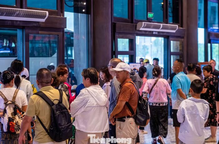 Bên trong bến cảng, khách tập trung thành từng nhóm nhỏ để chờ xe đến đón di chuyển về khách sạn.