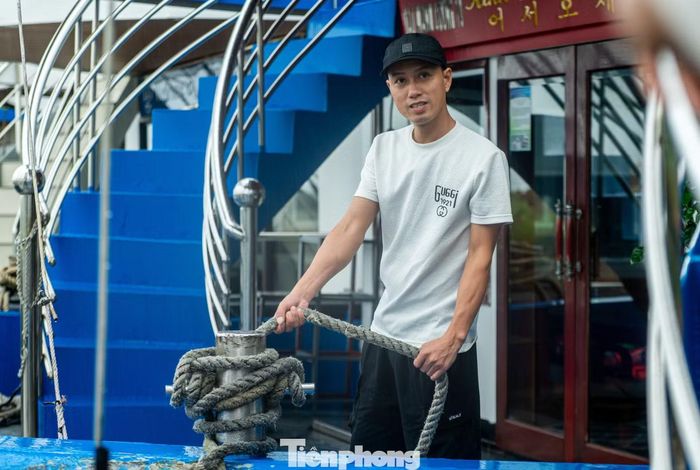Anh Trần Văn Dũng (33 tuổi, đội tàu du lịch B.C) đang chằng lại dây buộc tàu cho biết, từ sáng nay đã cùng nhân viên di chuyển tàu từ Cảng tàu khách quốc tế Hạ Long (phường Bãi Cháy) về khu neo đậu tránh trú bão. Sau khi vào khu neo đậu, anh Dũng cùng những người khác đã dầm mưa để chằng buộc và dự trữ thực phẩm cho những ngày trực bão sắp tới.