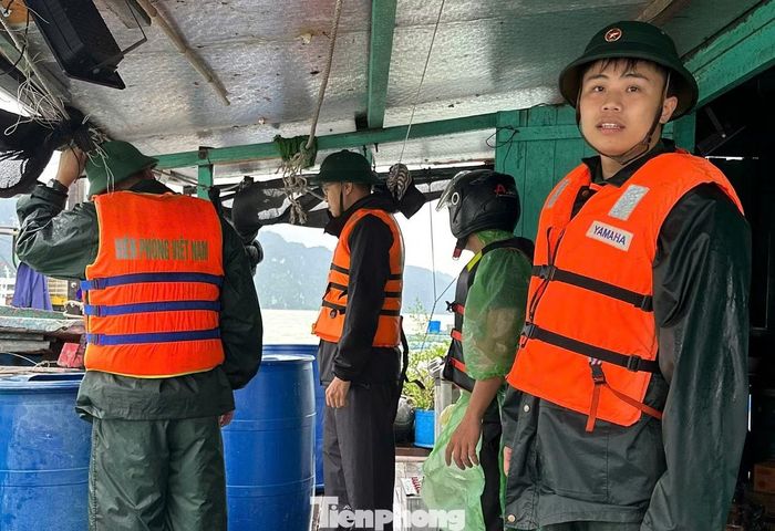 Bộ đội biên phòng Cát Bà triển khai các tổ công tác thông báo, tuyên truyền, vận động tàu thuyền đang hoạt động trên biển, lao động trên các ô lồng nuôi thủy sản, chòi canh về nơi neo đậu, tránh trú bão.