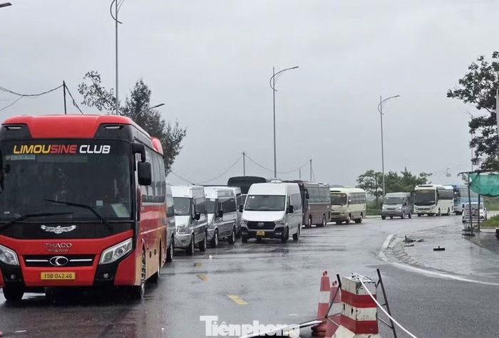Theo lãnh đạo UBND Đặc khu Cát Hải, mưa to, gió lớn, nước biển dâng, bến phà Đồng Bài - Cái Viềng đã tạm dừng hoạt động từ sáng 22/8. Do đó, có 1.705 khách du lịch mắc kẹt trên đảo, không thể trở về đất liền, trong đó có 257 khách quốc tế. Trong ảnh: Đoàn xe chở khách du lịch xếp hàng dài tại bến phà Cái Viềng phải quay đầu xe trở lại khách sạn.