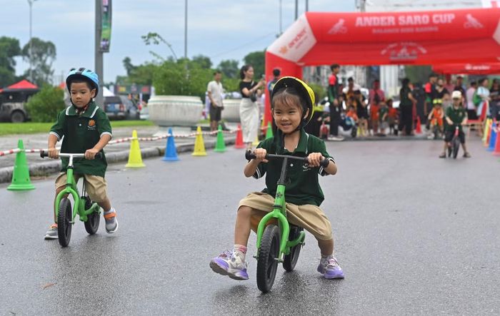 Người dân đội mưa xem giải đấu và các trò chơi cho em nhỏ tại chương trình.