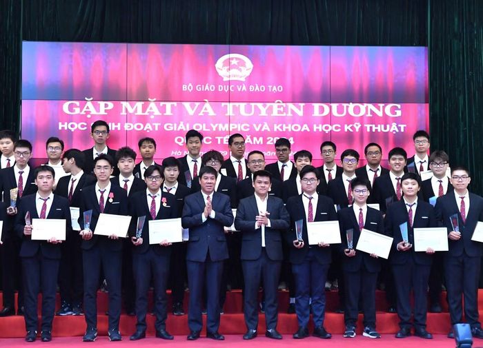 CEO DOL English Lê Đình Lực (hàng đầu, thứ 5 từ phải sang) trao phần thưởng cho các gương mặt trẻ tài năng Việt năm 2023 tại trụ sở chính Bộ Giáo dục – Đào tạo - Ảnh: V.SAN