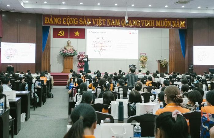 Nghiên cứu sinh Hà Đặng Như Quỳnh chia sẻ tại hội thảo ở trụ sở Ủy ban nhân dân phường Gò Vấp vào sáng 22-8 - Ảnh: ĐẠT NGUYỄN