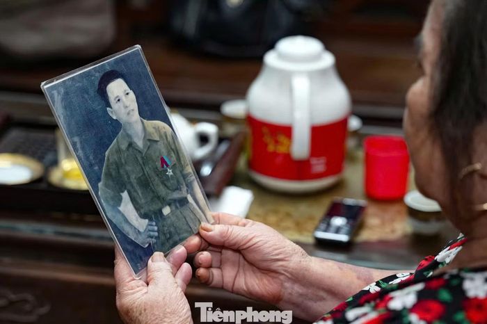 Hàng chục năm qua, bà Hanh luôn mong ngóng về phần mộ của liệt sĩ Nguyễn Văn Hậu (người chú ruột của bà).