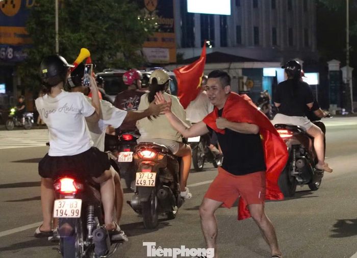 Các tuyến đường lớn ở trung tâm nhanh chóng trở nên sôi động. Hàng nghìn người, chủ yếu là các bạn trẻ, mang theo cờ Tổ quốc, khoác áo đỏ, đổ ra đường liên tục hò reo ăn mừng chiến thắng của đội nhà.