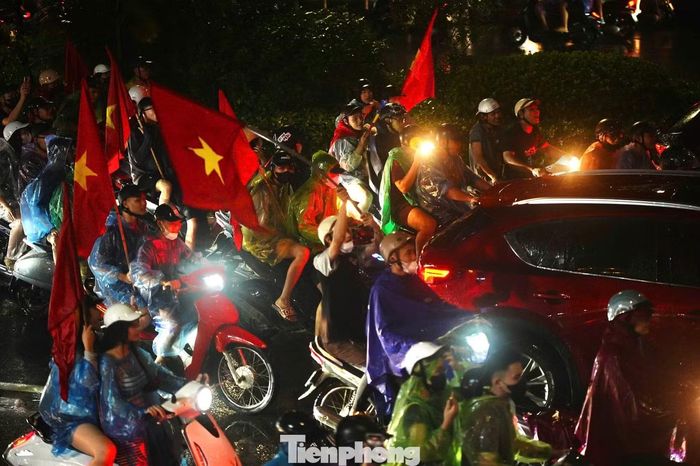 Cờ đỏ sao vàng phủ đỏ con phố. Ảnh: Duy Phạm.