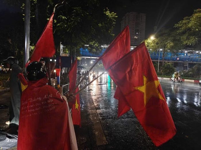 Dù thời tiết không ủng hộ, người dân vẫn mang cờ, kèn ra đường ăn mừng chiến thắng của các chiến binh sao vàng.