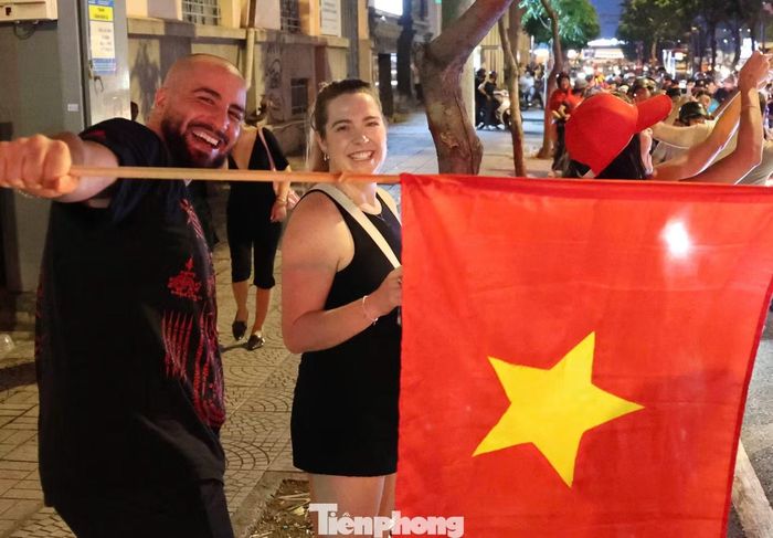 Du khách nước ngoài cũng hòa vào bầu không khí ăn mừng cuồng nhiệt.