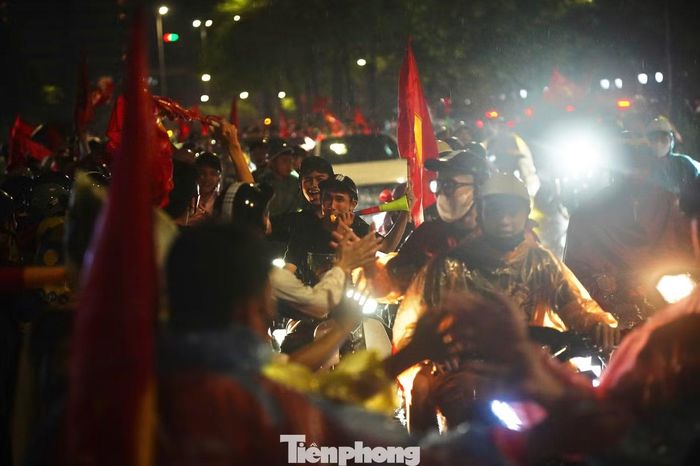 Tiếng kèn trống khiến đường phố Hà Nội trở nên nhộn nhịp giữa đêm. Dòng người tràn ra giữa đường để đập tay, ăn mừng chiến thắng, hô vang "Việt Nam vô địch".