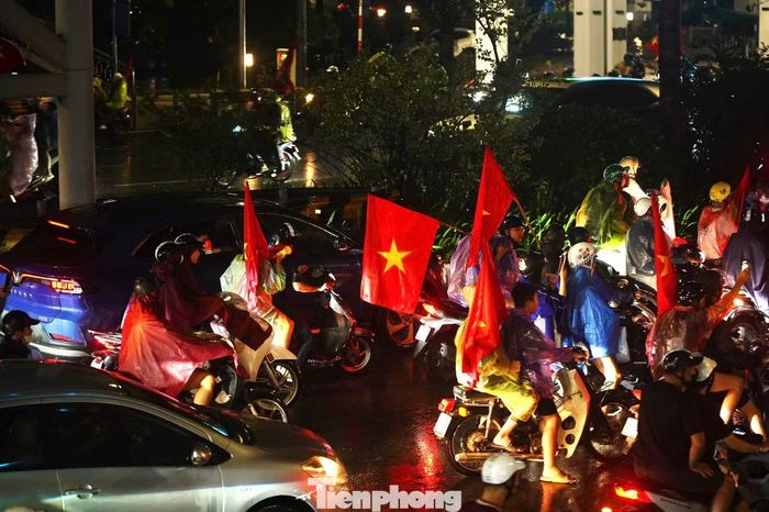 Đường Đại Cồ Việt (Hà Nội) chật cứng, các phương tiện gần như không thể nhúc nhích. Ảnh: Duy Phạm.