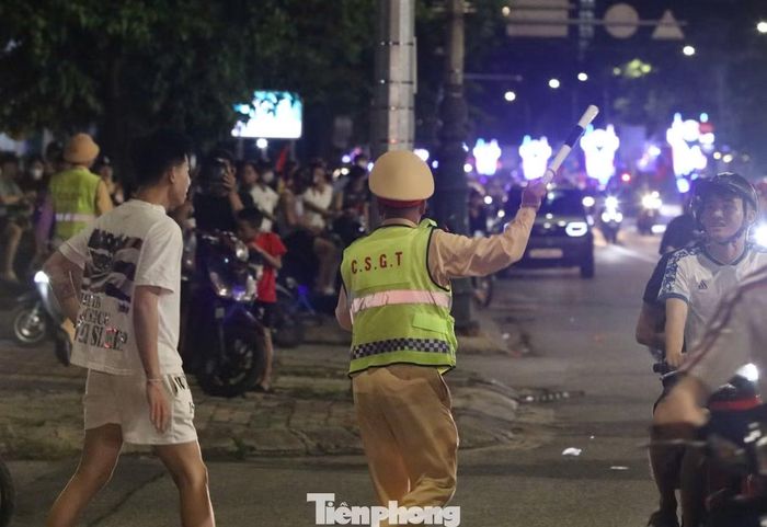 Lực lượng chức năng cũng tổ chức chốt chặn, không cho các phương tiện tiếp tục di chuyển vào một số tuyến đường trung tâm như Trường Thi, Hồ Tùng Mậu, nhằm giảm áp lực giao thông và tránh tình trạng tập trung quá đông người. Ảnh: Ngọc Tú.