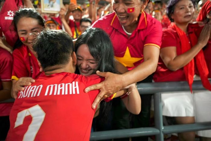 Trên trang cá nhân ngày 22/8, Dung Trần - vợ cầu thủ Xuân Mạnh - chia sẻ nhiều hình ảnh trước khi đến sân cổ vũ thầy trò HLV Kim Sang Sik trong trận chung kết lượt đi vào tối cùng ngày.