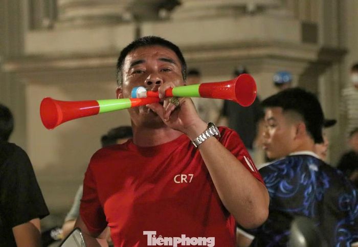 Không khí náo nhiệt xuyên đêm. Ảnh: Ngọc Tú.