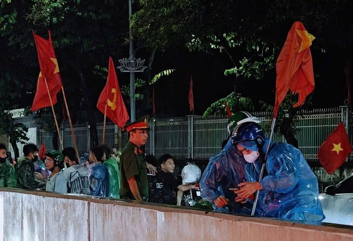 Do có quá nhiều người tập trung trên nóc hầm Kim Liên, hàng chục cảnh sát được huy động để bảo đảm an ninh trật tự, hướng dẫn người dân không đứng ở dưới lòng đường gây cản trở giao thông.