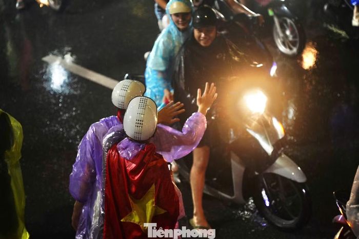 Khoảnh khắc ăn mừng đáng nhớ của người dân Thủ đô. Ảnh: Duy Phạm.