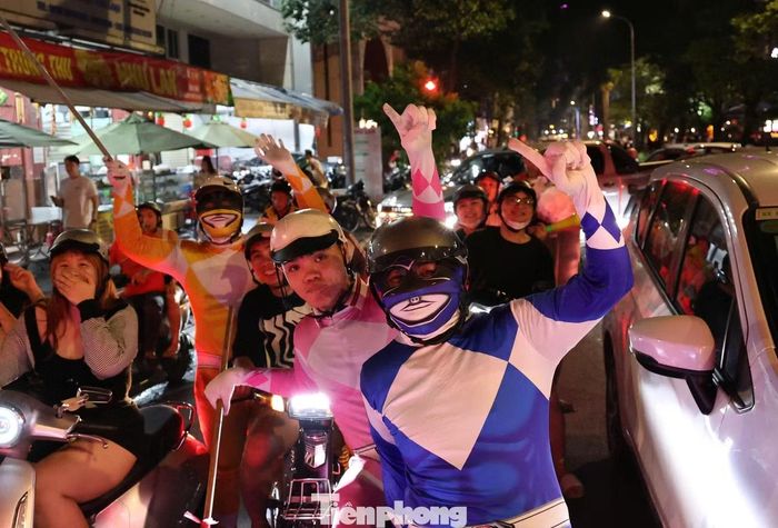 Trang phục siêu nhân của một nhóm cổ động viên gây chú ý.