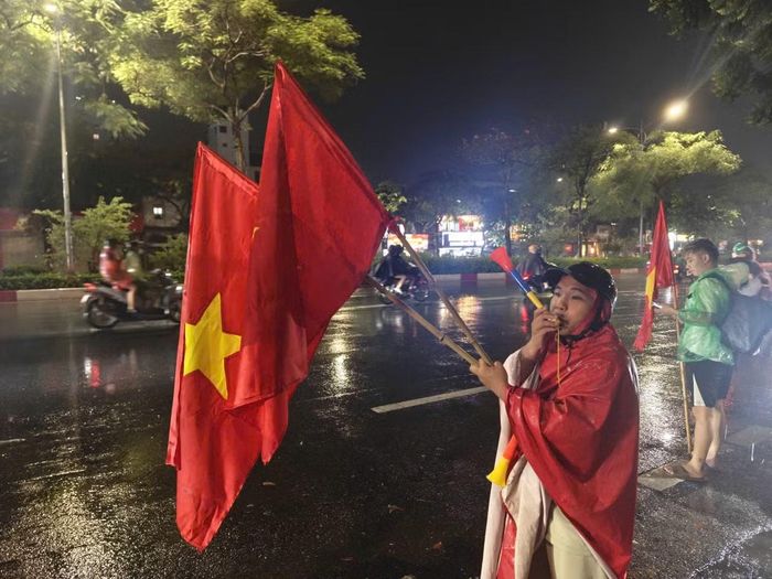 Hai pha lập công của Hai Long và Nguyễn Quang Hải đã giúp đội tuyển Việt Nam đánh bại Thái Lan 2-0 ngay tại sân Rajamangala trong trận chung kết lượt đi ASEAN Cup 2026. Ở nhiều tuyến phố Thủ đô, người dân đổ ra đường ăn mừng bất chấp mưa lớn.