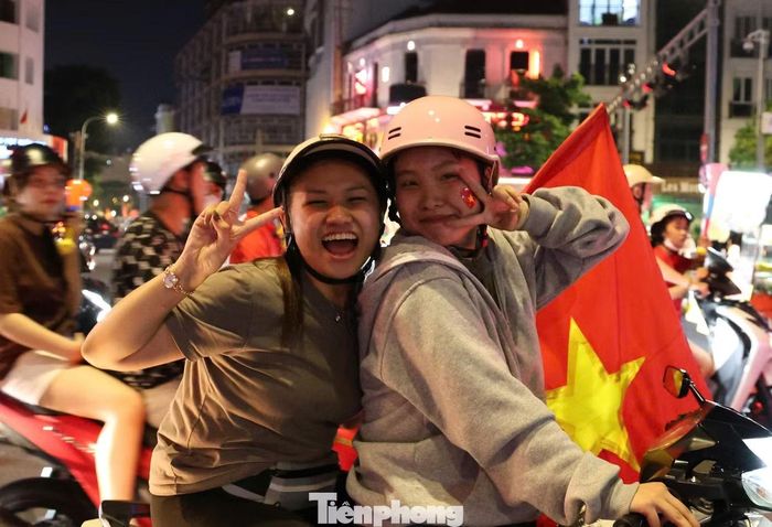 Tiếng hò reo vang lên khắp nơi, cờ đỏ sao vàng làm rực rỡ nhiều tuyến phố.