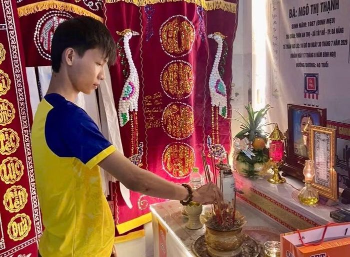 Ngay khi biết tin được ngân hàng xóa nợ, Lê Viết Hồng Anh vội trở về đến bên bàn thờ thắp hương "báo tin" cho cha mẹ.