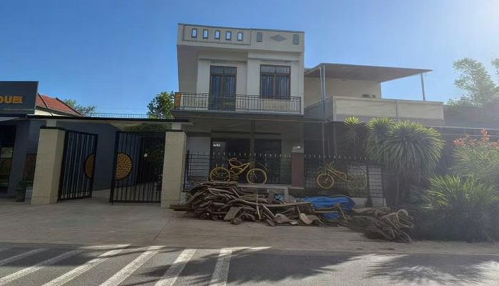Ngôi nhà là mái ấm của hai anh em Lê Viết Hồng Anh cùng người bà 76 tuổi.