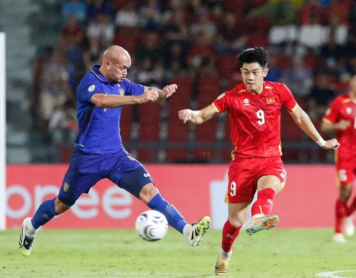 Đình Bắc cũng có hai cơ hội liên tiếp trong các phút 32 và 33. Tuy nhiên, tiền đạo sinh năm 2004 lần lượt dứt điểm từ góc hẹp và đưa bóng đi quá nhẹ.