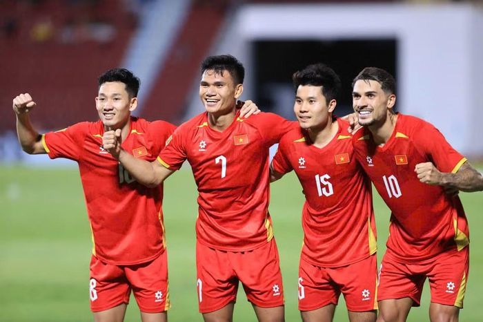 Chiến thắng 2-0 giúp Việt Nam lần thứ ba liên tiếp đánh bại Thái Lan, sau hai tỷ số 2-1 và 3-2 tại chung kết ASEAN Cup 2024. Thầy trò HLV Kim Sang-sik nắm lợi thế hai bàn trước trận lượt về diễn ra lúc 20h ngày 26/8 trên sân Mỹ Đình.