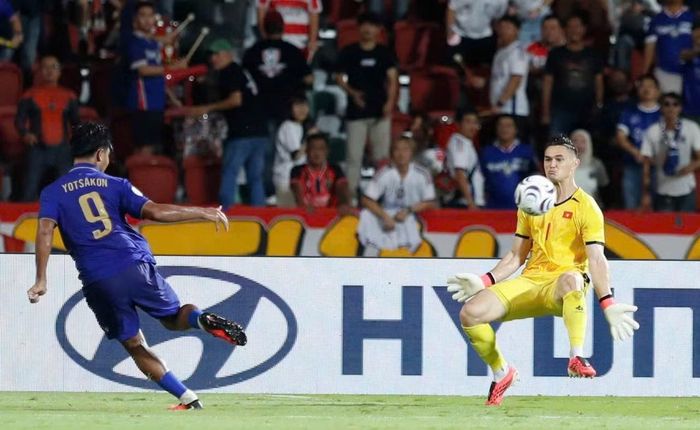 Patrik Lê Giang trở thành chỗ dựa vững chắc của hàng phòng ngự Việt Nam. Phút 36, thủ môn 34 tuổi bay người cản phá cú sút chéo góc nguy hiểm của Yotsakorn Burapha. Hai đội bước vào giờ nghỉ với tỷ số 0-0.
