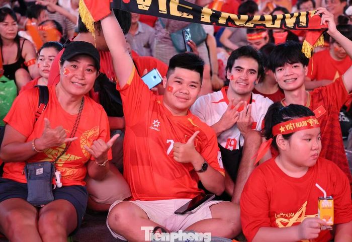 Hòa mình vào biển người hừng hực khí thế, anh Nguyễn Hữu Thông (ngồi giữa, ngụ phường Bình Phú) hào hứng: “Tôi và hàng ngàn cổ động viên ở đây đều đặt trọn niềm tin vào các cầu thủ. Hy vọng các chiến binh sao vàng bung hơn 100% phong độ, cống hiến một trận cầu rực lửa và giành chiến thắng vẻ vang tặng người hâm mộ. Trận thắng này là cú hích tâm lý vững chắc, giúp chúng ta nắm chắc lợi thế trước trận lượt về với kình địch Thái Lan”.