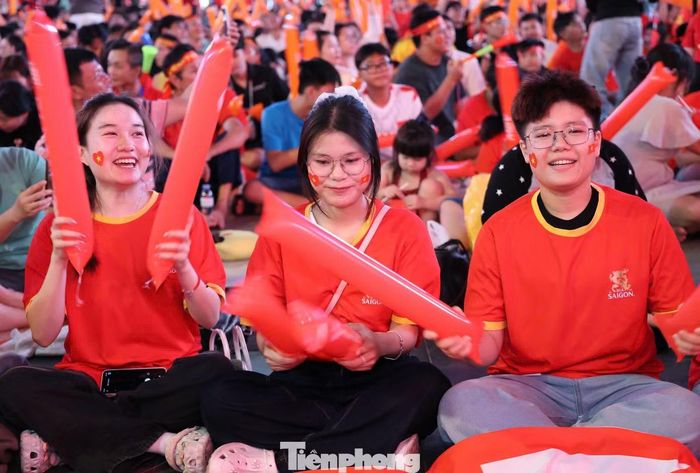 Có mặt tại quảng trường từ rất sớm, nhiều bạn trẻ không giấu nổi sự choáng ngợp trước sức mạnh tinh thần và độ “chịu chơi” của người hâm mộ thành phố.