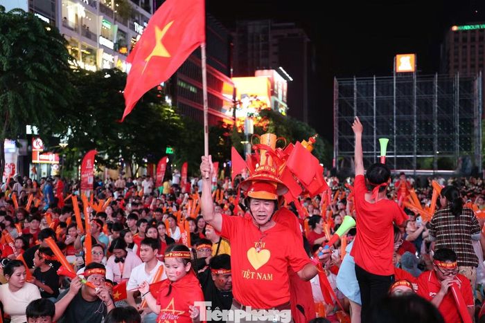 Sức nóng từ sân cỏ dường như đã lan tỏa đến mọi thế hệ. Không chỉ có những bạn trẻ mang theo các vật dụng cổ vũ độc đáo xuống phố, rất nhiều gia đình cũng tranh thủ đưa trẻ nhỏ đến các tụ điểm fanzone để cùng hòa nhịp đập với hàng triệu trái tim yêu thể thao nước nhà.