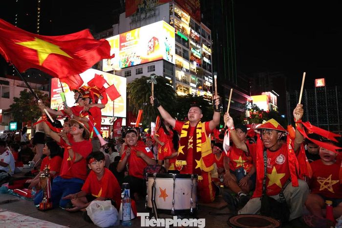 Ngay từ đầu giờ tối, sức nóng của trận cầu tâm điểm đã bủa vây khắp các khu vực trung tâm thành phố như phố Tây Bùi Viện, đặc biệt là phố đi bộ Nguyễn Huệ. Không khí càng lúc càng sôi động, tiếng kèn vang dội và những tràng hò reo không ngớt.