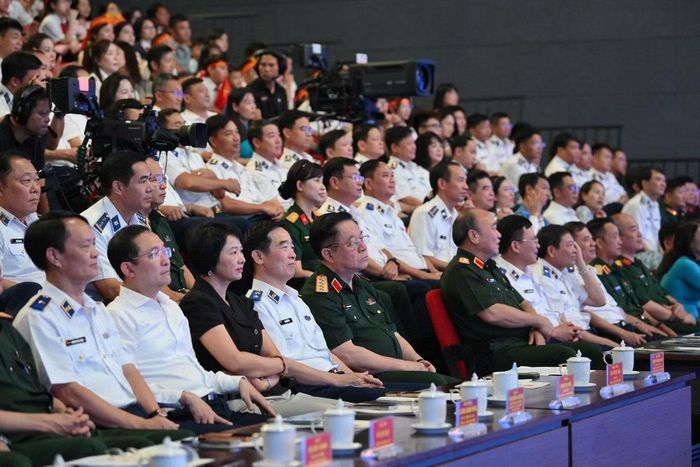 Các đại biểu tham dự và theo dõi vòng Chung kết cuộc thi Em yêu biển, đảo quê hương năm học 2025-2026.