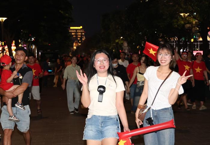 Sau trận đấu, nhiều bạn trẻ và cổ động viên nước nhà đã xuống đường ăn mừng chiến thắng của đội tuyển. Ảnh: Ngô Tùng