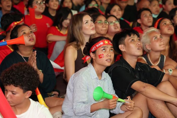 Cổ động viên sốt ruột, lo lắng với những pha bóng nguy hiểm ở phía khung thành đội tuyển Việt Nam trong hiệp 1. May mắn các tình huống nguy hiểm ở cầu môn của thủ thành Lê Giang Patrik đã trôi qua hoặc được anh cản phá thành công.