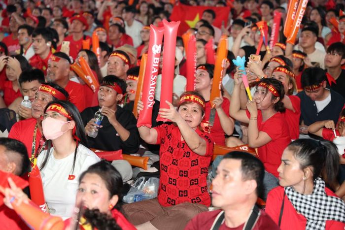  Hàng nghìn cổ động viên "nhuộm đỏ" không gian Phố đi bộ Nguyễn Huệ trong trận đấu quan trọng của đội nhà, tạo nên không khí cuồng nhiệt của ngày hội bóng đá khu vực. 