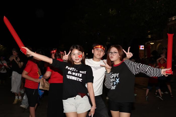 Dù có lịch học tối nay, Minh Duy (sinh viên Trường Đại học Giao thông vận tải TPHCM) đã tranh thủ có mặt để xem trận bóng ở hiệp 2. Chứng kiến chiến thắng ngọt ngào của đội tuyển Việt Nam, nam sinh hào hứng cho biết các tuyển thủ đã thi đấu rất tuyệt vời, xuất sắc.
