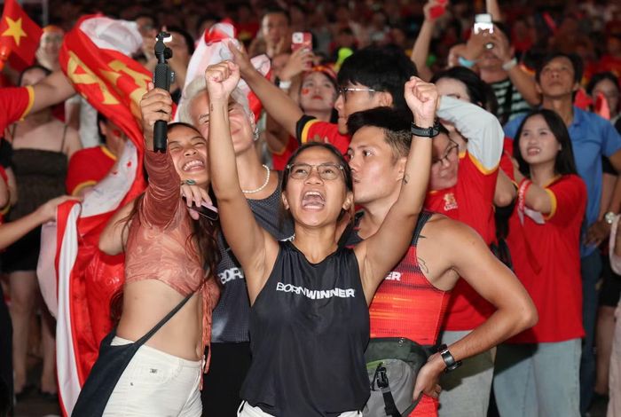 Sau những phút dồn lên tấn công, đội tuyển Việt Nam cũng đã có được bàn thắng mở tỷ số của Hai Long, làm nức lòng cổ động viên nước nhà.
