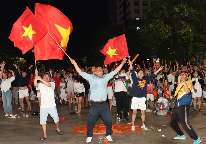 Triệu con tim như vỡ òa cảm xúc khi đội tuyển có thêm bàn thắng quan trọng và có được chiến thắng chung cuộc 2-0 trước Thái Lan.