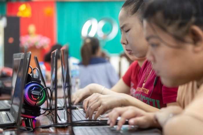 Mặc dù không nhìn thấy, các học viên khiếm thị vẫn có thể sử dụng máy tính nhờ các phần mềm hỗ trợ đọc văn bản bằng giọng nói.