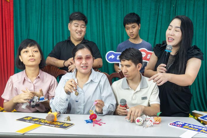 Nhóm học viên của Trung tâm thực hành livestream qua hướng dẫn của giảng viên Tô Quỳnh Mai.