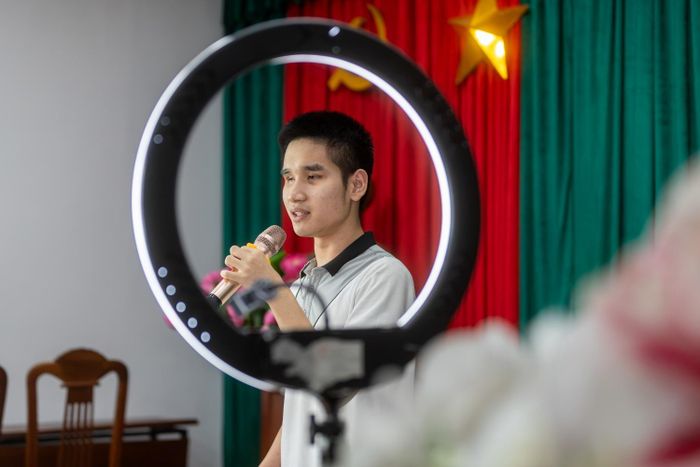 Không chỉ thực hành livestream bán hàng, các học viên còn được học cách livestream giải trí; có thể là hát, vẽ...