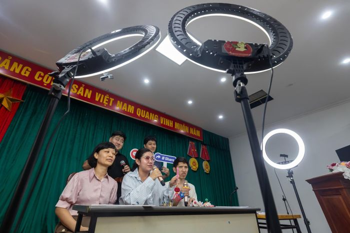 Buổi thực hành livestream tại Trung tâm diễn ra vô cùng sôi nổi, dù vẫn còn một chút gượng gạo nhưng bằng tinh thần không ngừng vươn lên, các học viên đã cùng nhau vượt qua bài thực hành một cách xuất sắc.