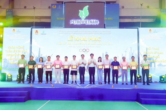 Phó Bí thư thường trực Đảng ủy PETROVIETNAM Trần Quang Dũng và Chủ tịch Công đoàn PETROVIETNAM Nguyễn Mạnh Kha trao biểu trưng khen thưởng cho các tập thể tiêu biểu xuất sắc trong phong trào xây dựng đời sống văn hóa cơ sở năm 2026.
